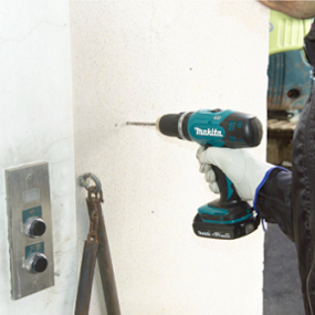 Parafusadeira/Furadeira de impacto Makita DHP453Y002 bateria 18V